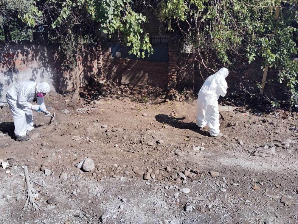 Equipo de SG Ingeniería y Demoliciones retirando material con asbesto con traje hermético desechable y protección respiratoria