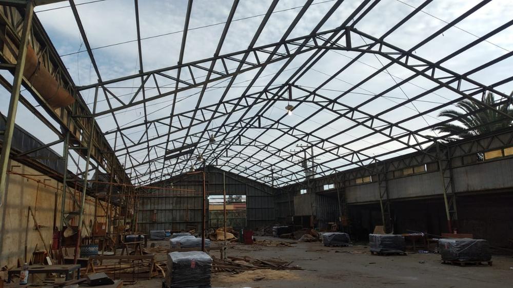 Galpón industrial con estructura metálica en proceso de desmantelación