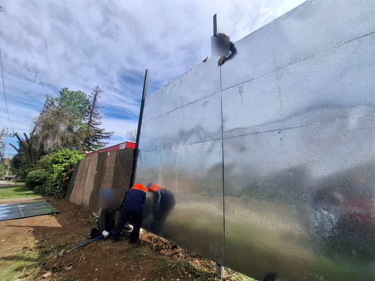 Cierre perimetral instalado por SG antes de empezar una demolición.