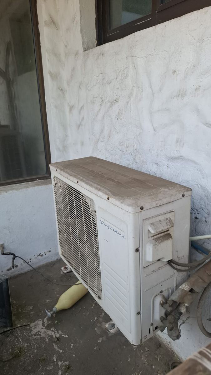 Unidad exterior de aire acondicionado, recuperada de una demolición de SG Ingeniería y Demoliciones en Santiago