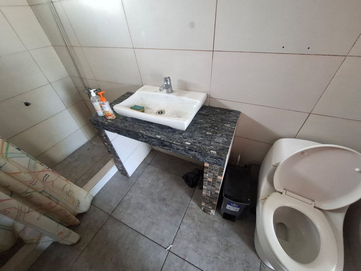 WC y lavamanos con mueble, recuperada de una demolición de SG Ingeniería y Demoliciones en Santiago