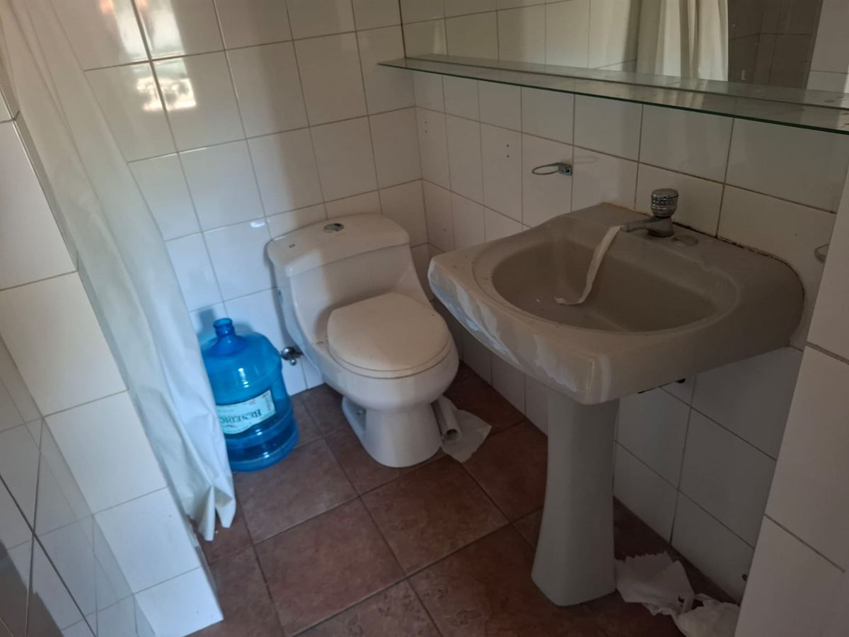 WC y lavamanos de pedestal, recuperada de una demolición de SG Ingeniería y Demoliciones en Santiago
