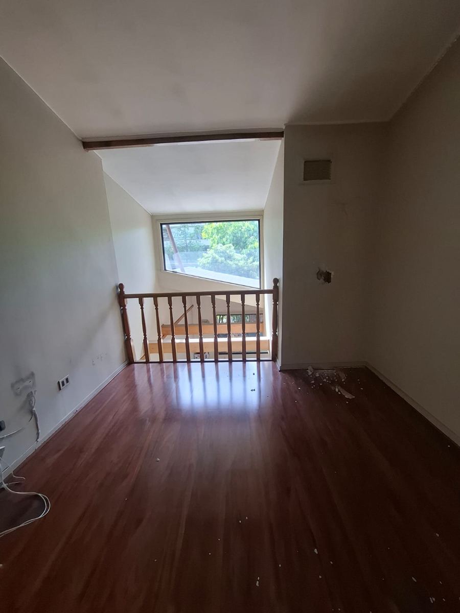 Baranda de madera, recuperada de una demolición de SG Ingeniería y Demoliciones en Santiago