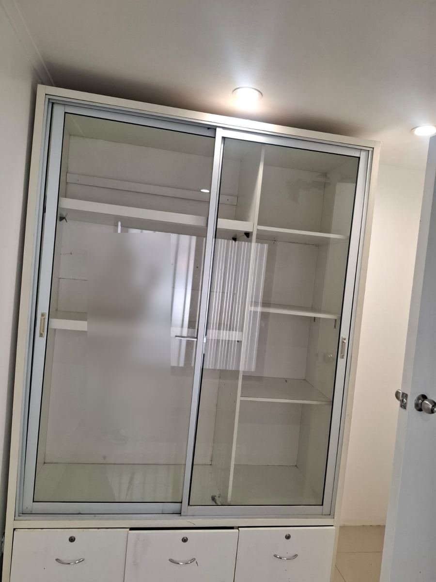 Closet con puertas corredizas de vidrio, recuperada de una demolición de SG Ingeniería y Demoliciones en Santiago