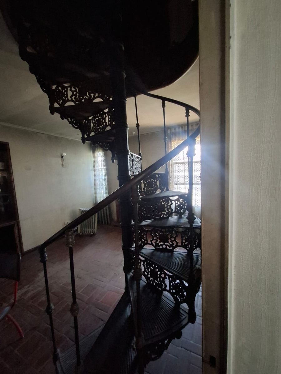 Escalera de caracol de fierro fundido, con baranda ornamental, recuperada de una demolición de SG Ingeniería y Demoliciones en Santiago