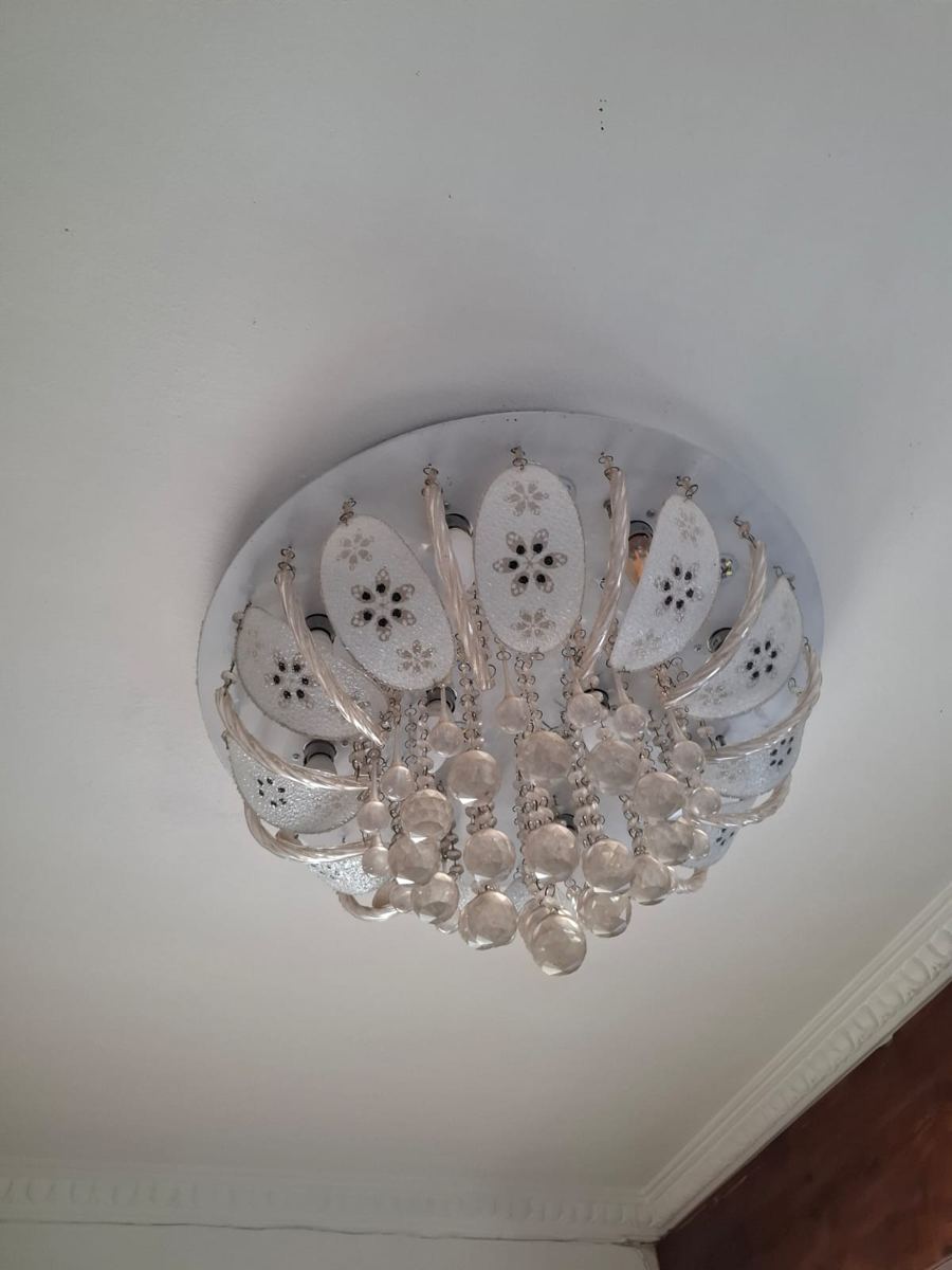 Lámpara de techo de cristal, recuperada de una demolición de SG Ingeniería y Demoliciones en Santiago