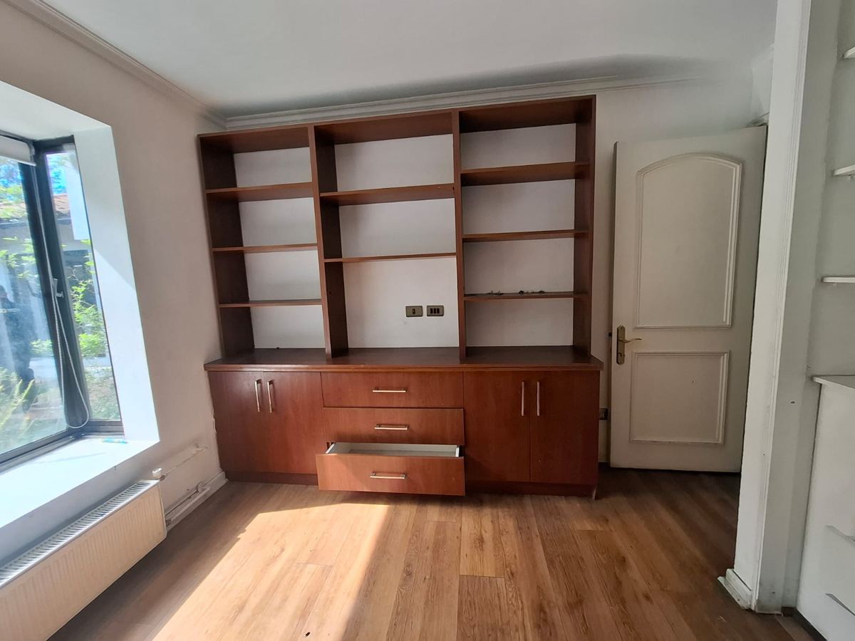 Mueble biblioteca de madera, recuperada de una demolición de SG Ingeniería y Demoliciones en Santiago