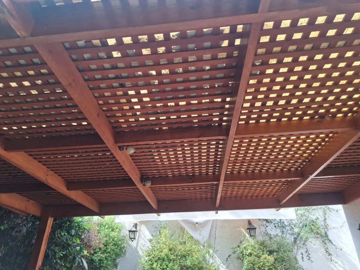 Pérgola de madera, recuperada de una demolición de SG Ingeniería y Demoliciones en Santiago