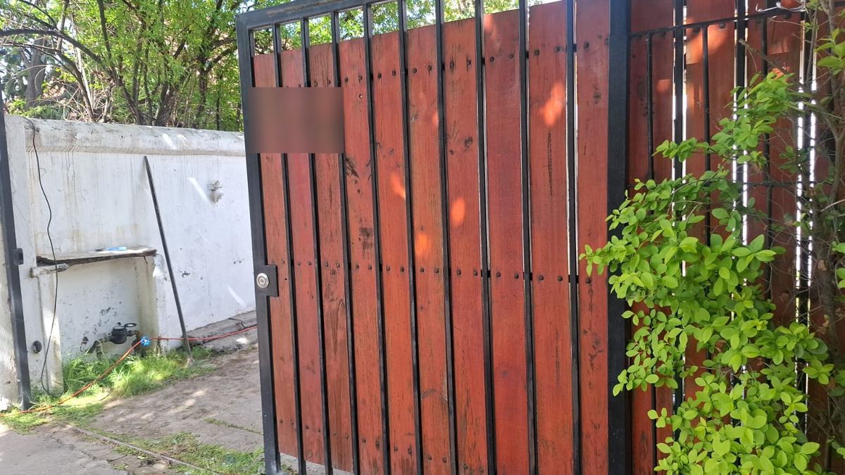 Portón de madera y fierro, recuperada de una demolición de SG Ingeniería y Demoliciones en Santiago