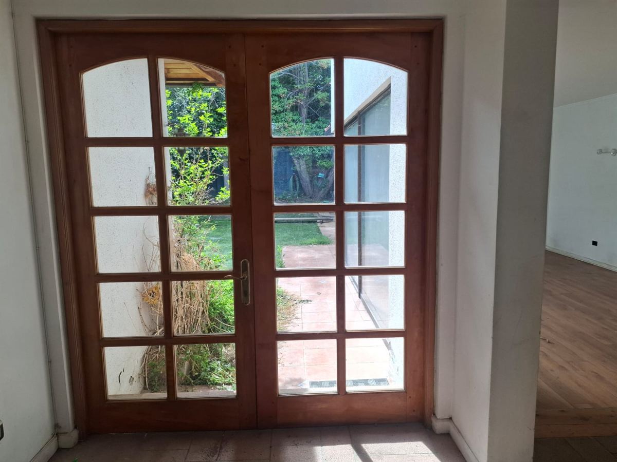 Puerta doble de madera y vidrio (tipo francesa), recuperada de una demolición de SG Ingeniería y Demoliciones en Santiago