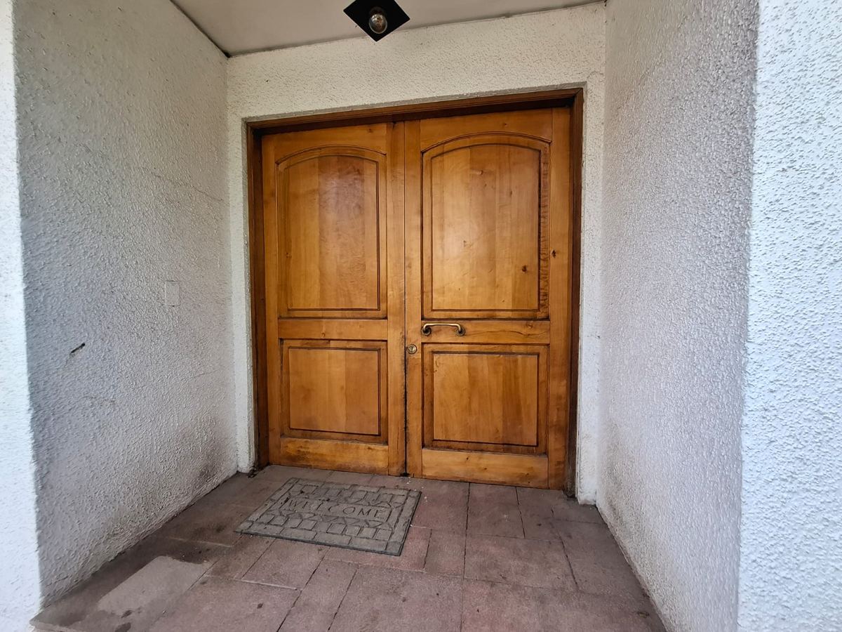 Puerta doble de madera maciza, recuperada de una demolición de SG Ingeniería y Demoliciones en Santiago