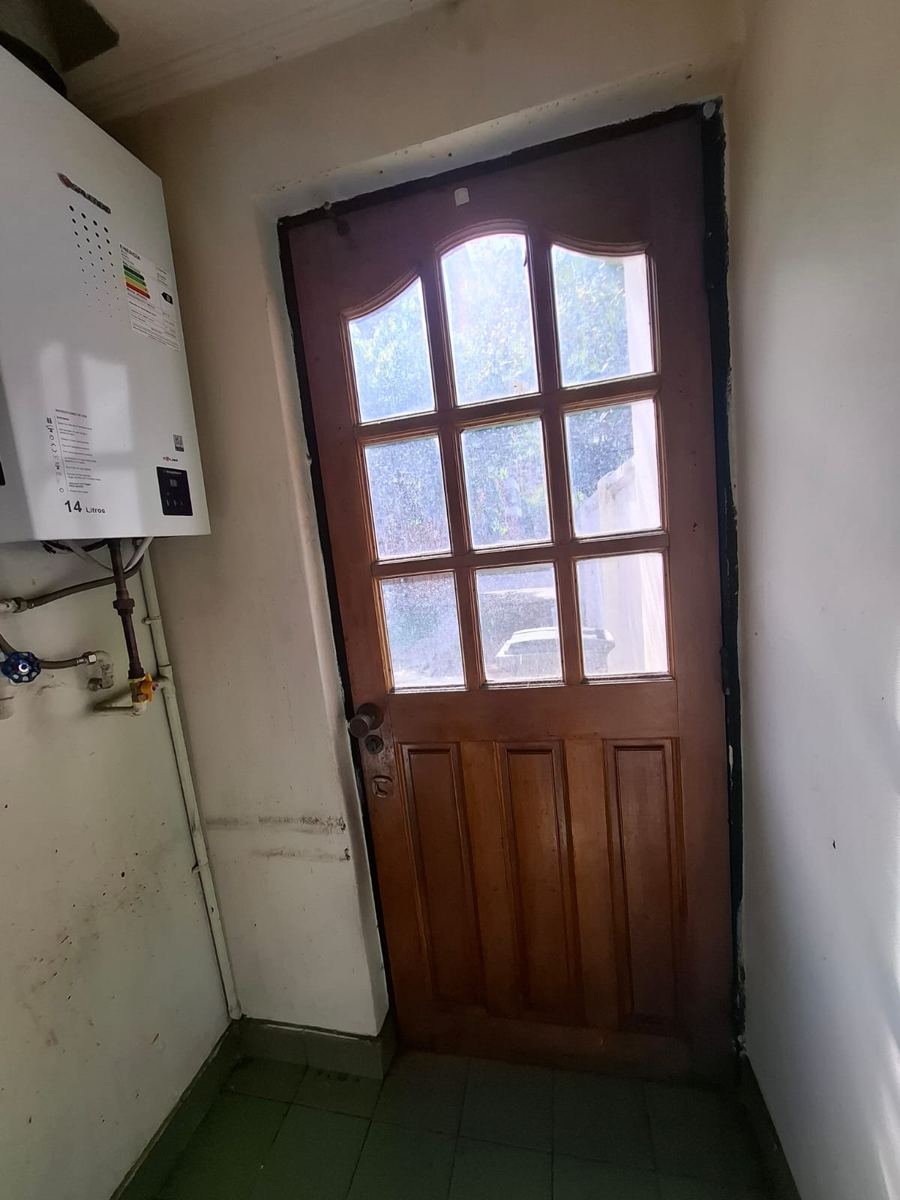 Puerta de madera con vidrios, recuperada de una demolición de SG Ingeniería y Demoliciones en Santiago