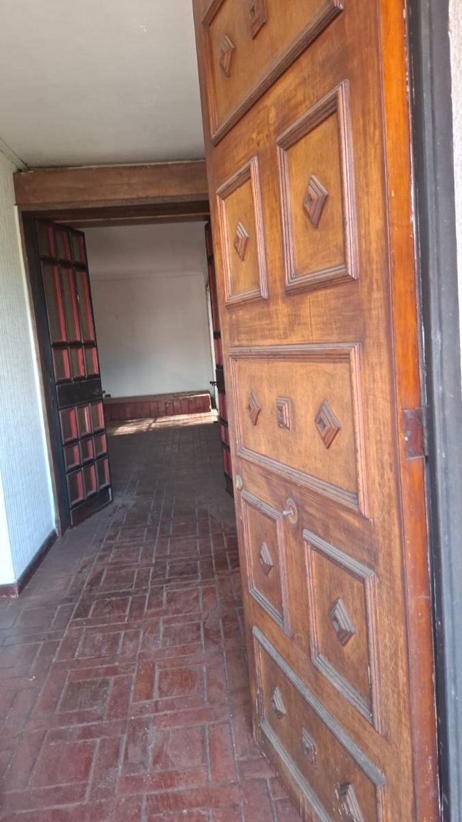 Puerta de madera maciza tallada, recuperada de una demolición de SG Ingeniería y Demoliciones en Santiago