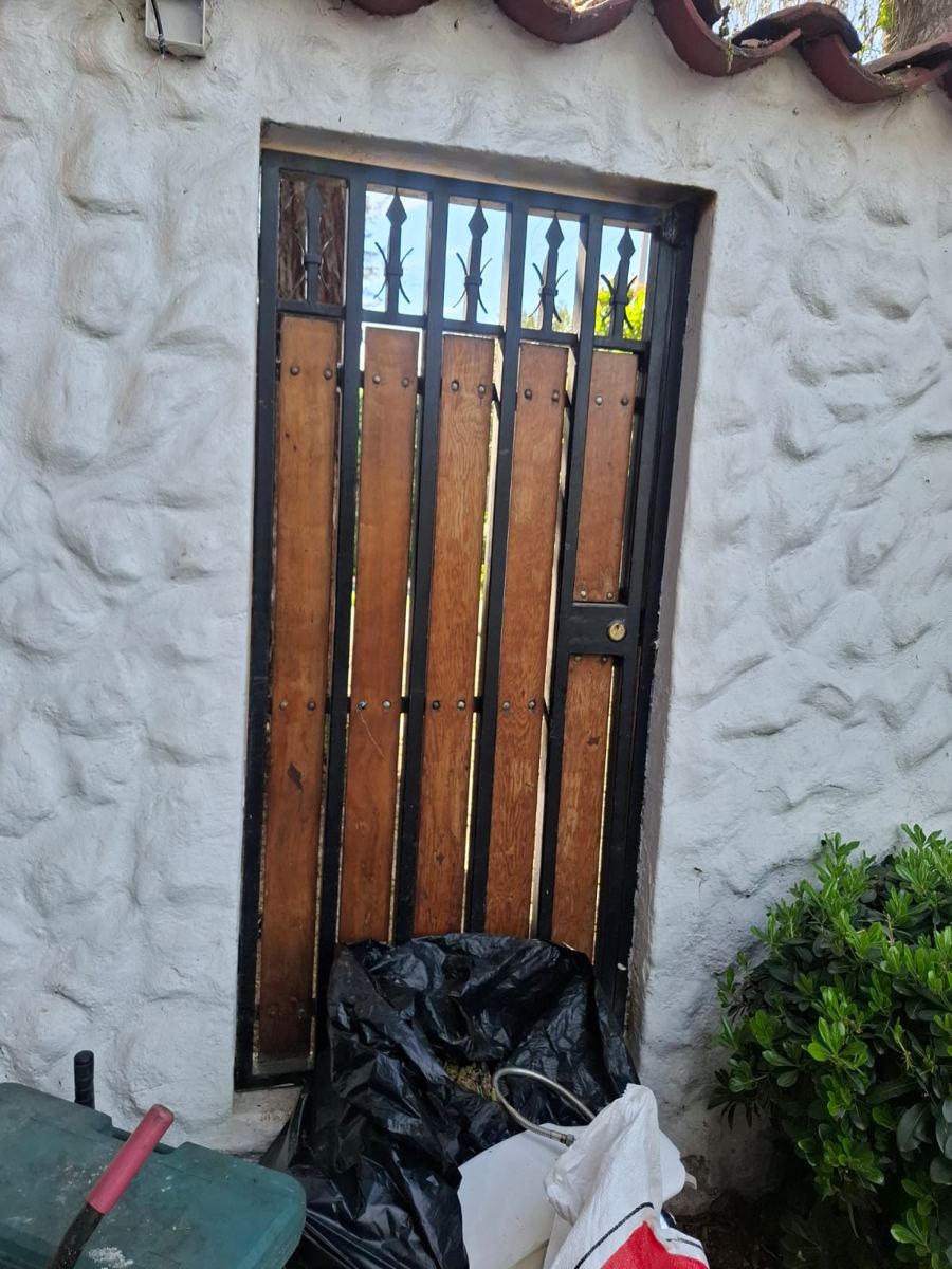 Puerta de servicio de fierro y madera, recuperada de una demolición de SG Ingeniería y Demoliciones en Santiago