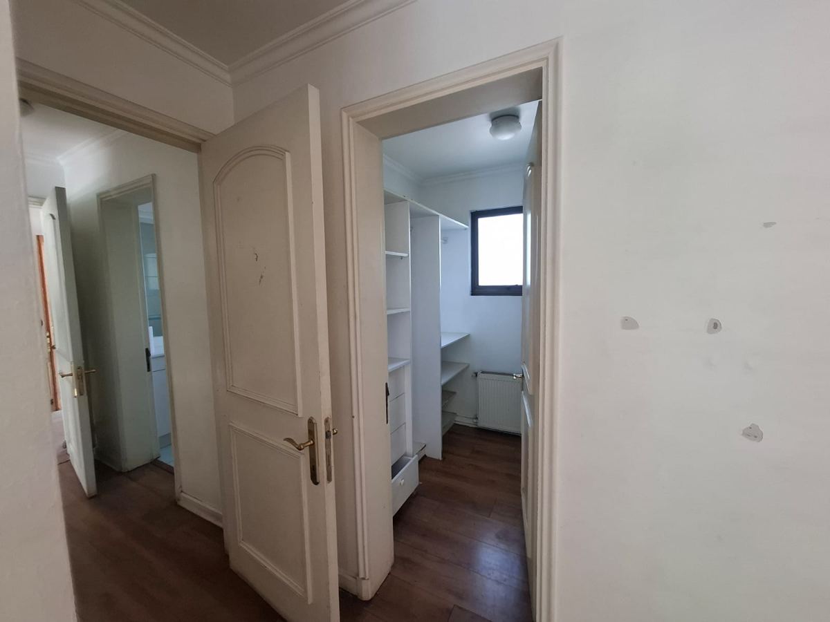 Puertas interiores blancas, recuperada de una demolición de SG Ingeniería y Demoliciones en Santiago
