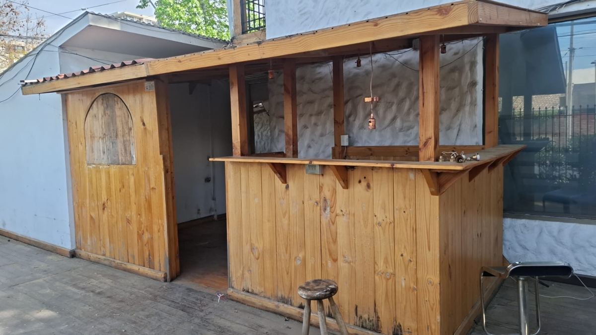 Quincho o bar de madera, recuperada de una demolición de SG Ingeniería y Demoliciones en Santiago