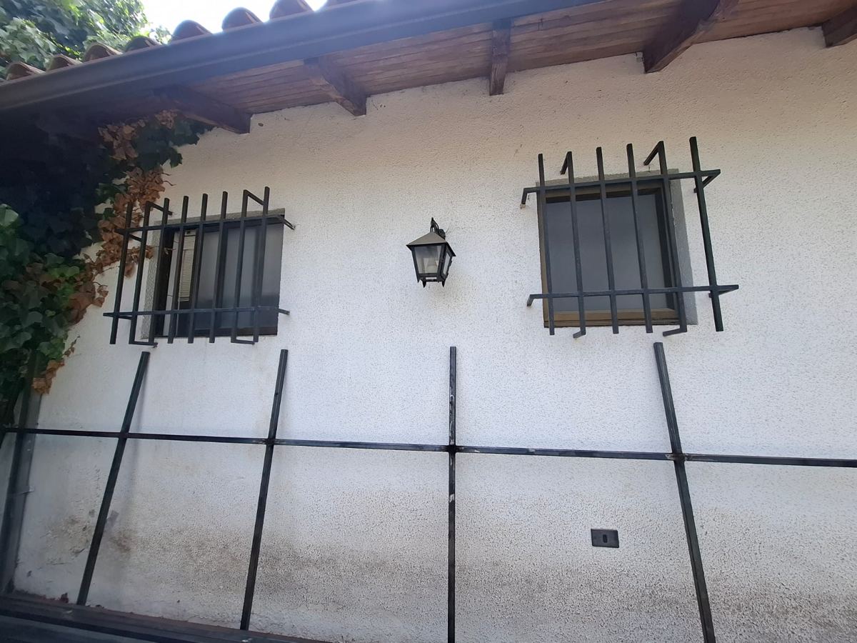 Rejas de fierro para ventanas, recuperada de una demolición de SG Ingeniería y Demoliciones en Santiago
