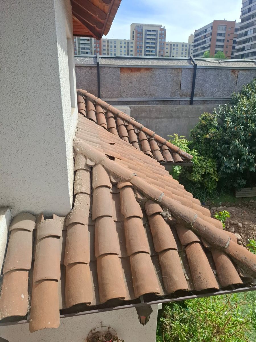 Tejas de arcilla, recuperada de una demolición de SG Ingeniería y Demoliciones en Santiago