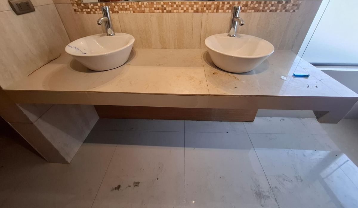 Vanitorio doble con lavamanos sobrepuestos, recuperada de una demolición de SG Ingeniería y Demoliciones en Santiago