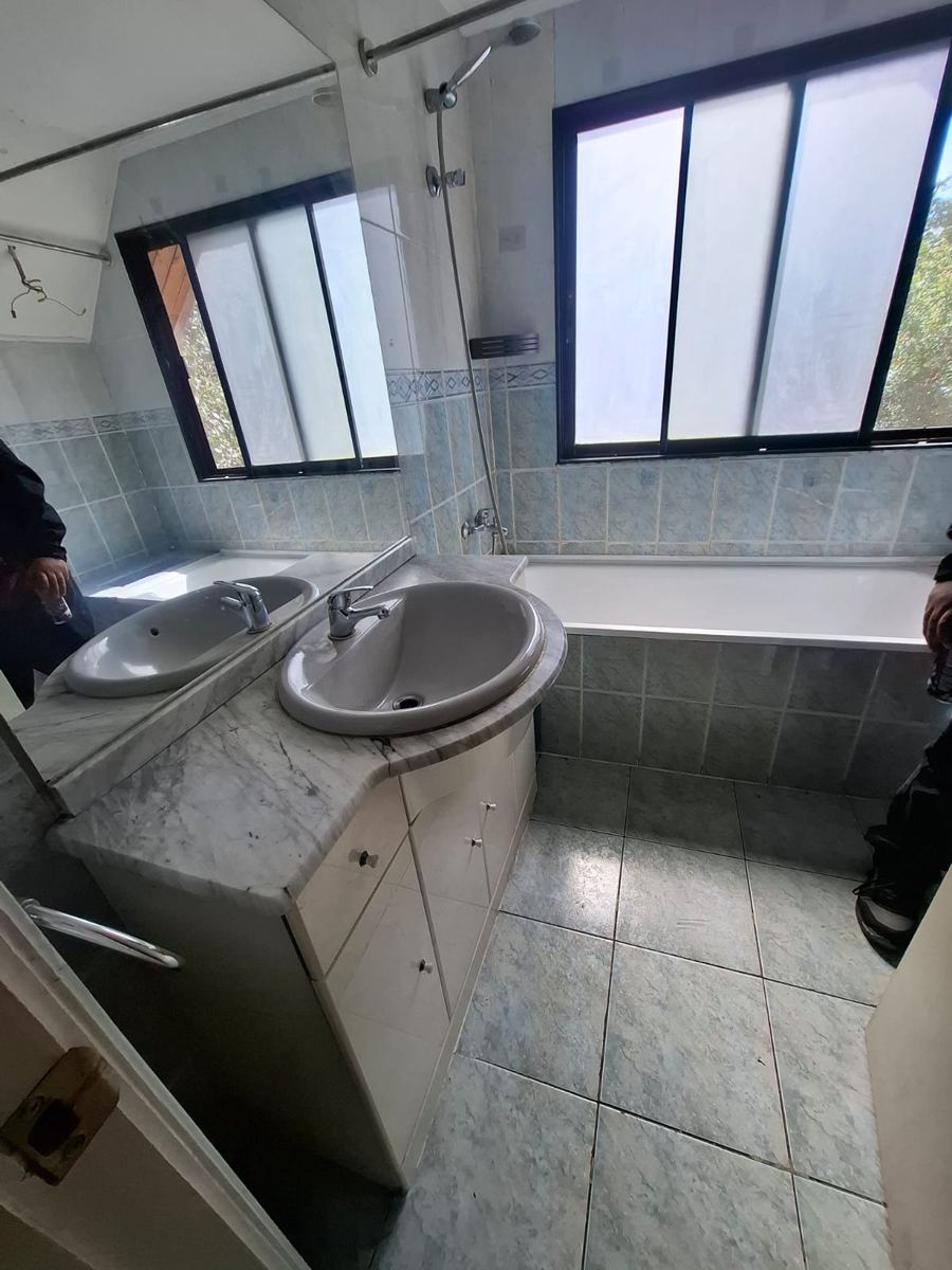 Vanitorio doble de mármol, recuperada de una demolición de SG Ingeniería y Demoliciones en Santiago