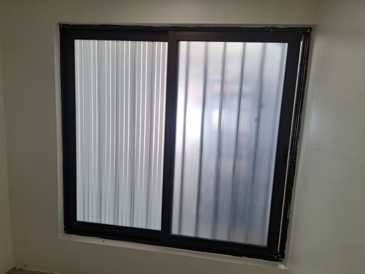 Ventana corredera de aluminio negro, recuperada de una demolición de SG Ingeniería y Demoliciones en Santiago