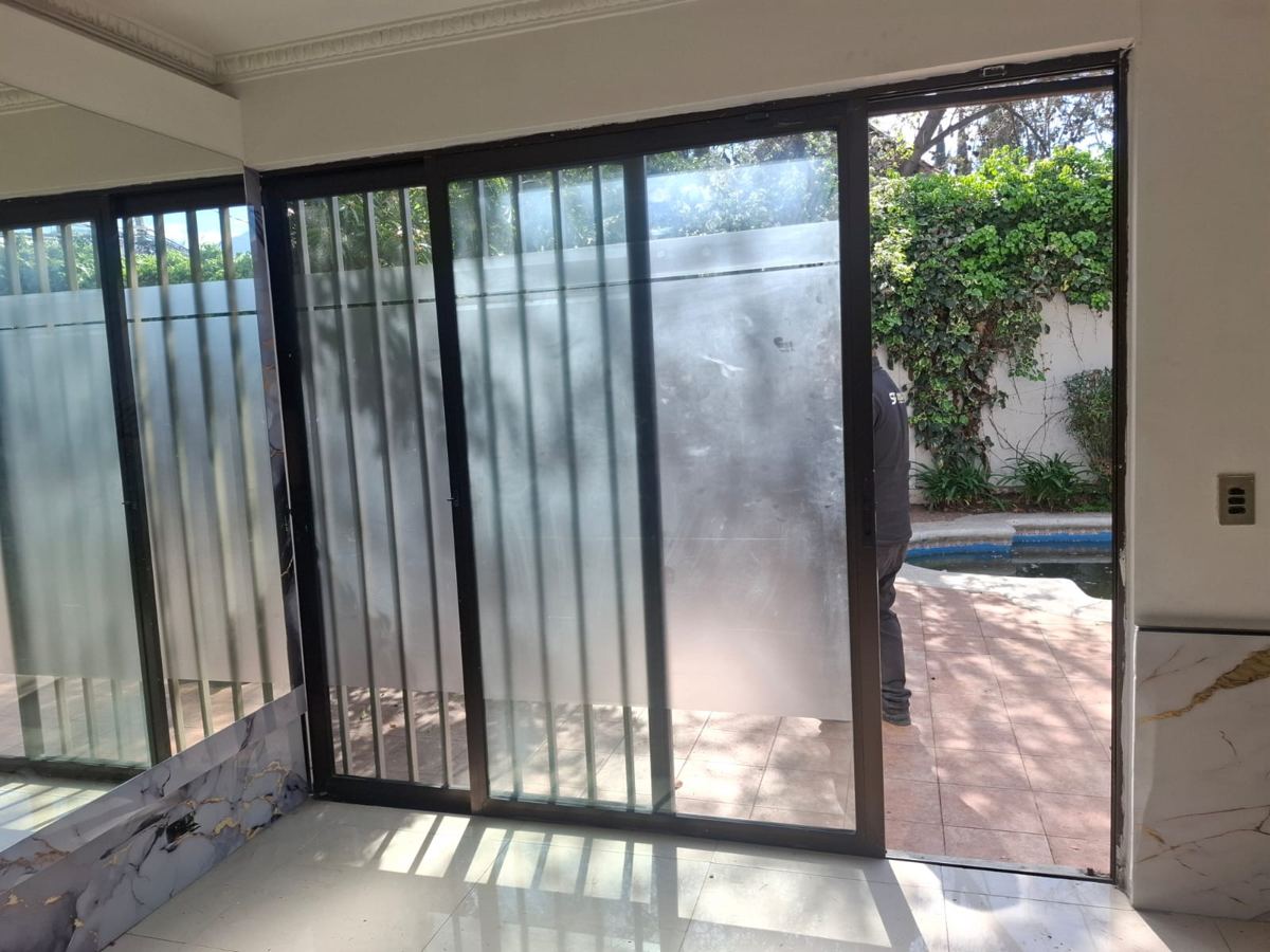 Ventanal corredera de aluminio negro, recuperada de una demolición de SG Ingeniería y Demoliciones en Santiago