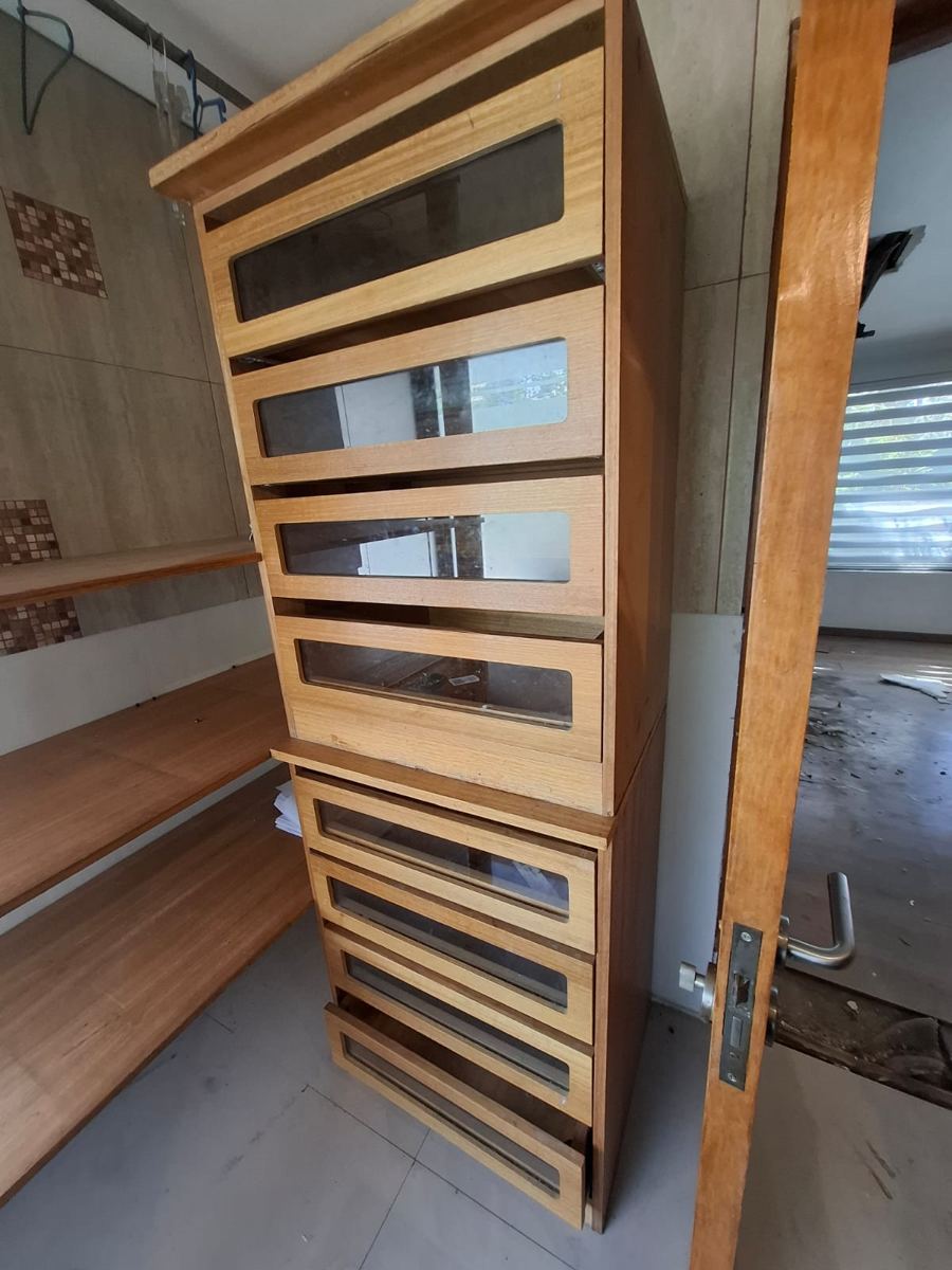 Vitrina de madera con cajones de vidrio, recuperada de una demolición de SG Ingeniería y Demoliciones en Santiago